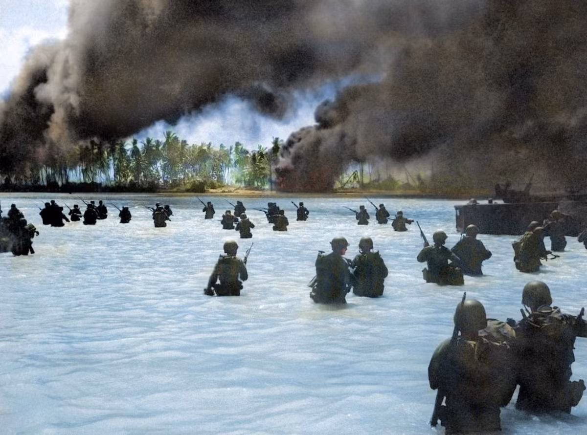 Binh sĩ Mỹ di chuyển trên vùng nước nông gần bãi biển Butaritari, đảo san hô Makin vào tháng 11/1943. Ảnh: The Sun.
