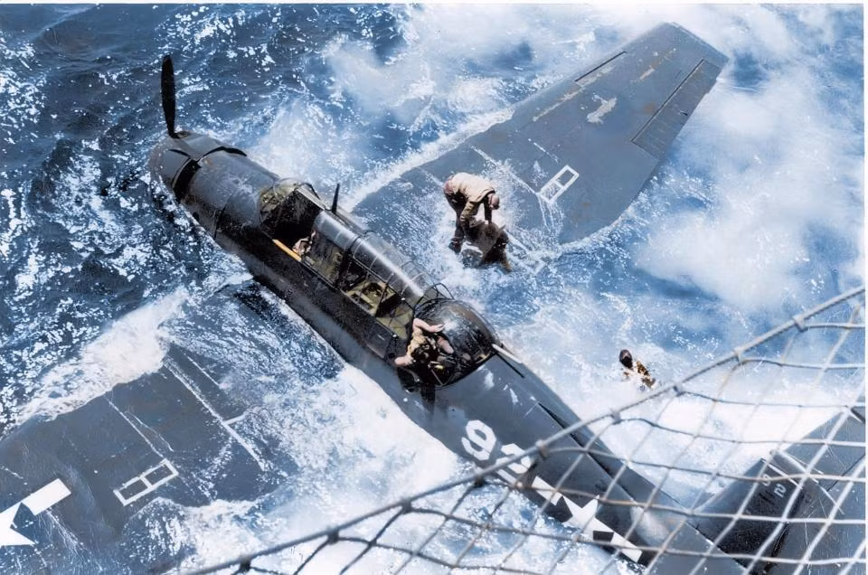 Một chiếc máy bay Avenger từ phi đội VT-26 lao xuống biển từ tàu sân bay USS Bataan CVE-29 của Mỹ do trục trặc động cơ, ngày 13/3/1944. Ảnh: The Sun.