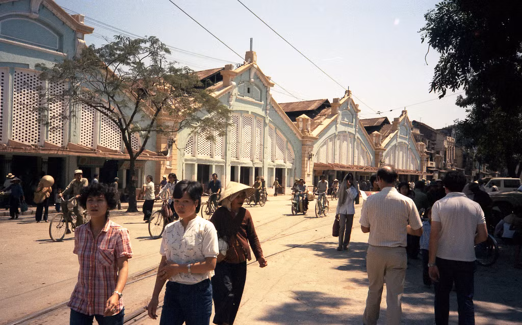 Đường tàu điện trước chợ Đồng Xuân, cuối thập niên 1980. Đến đầu thập kỷ 1990, các tuyến xe điện lần lượt ngừng hoạt động. Nhưng tiếng chuông leng keng của tàu điện đã đi vào tâm thức của nhiều người dân Hà Nội, trở thành biểu tượng rất đặc trưng của cả một thời kỳ. Ảnh tư liệu.