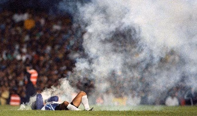 Do một màn đóng kịch tai tiếng ở vòng loại World Cup 1994, thủ môn Roberto Rojas của Chile đã bị FIFA cấm thi đấu suốt đời. Mặc dù vào năm 2000, án phạt đã giảm xuống 12 năm, đây vẫn là một kỷ lục về thời gian bị treo giò khó có thể phá vỡ trong lịch sử World Cup.