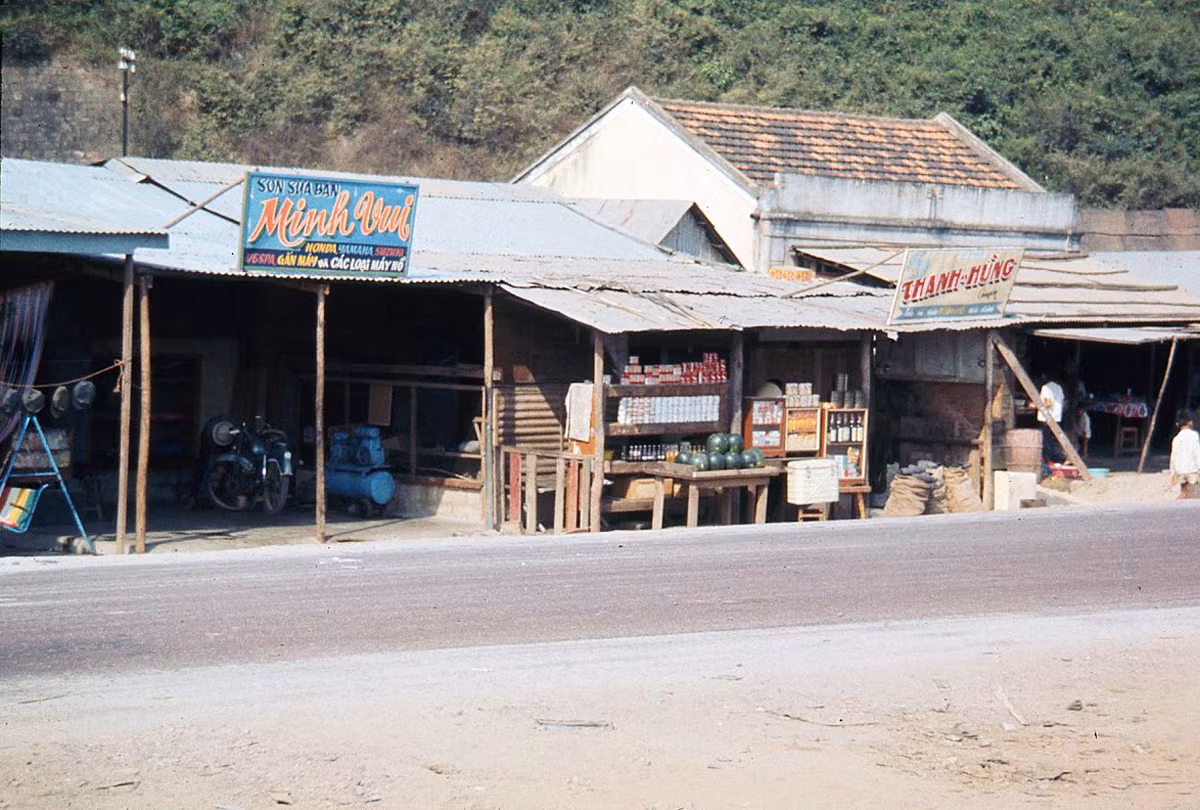 Hàng quán ven Quốc lộ 1 ở Diêu Trì, Bình Định thời chiến tranh Việt Nam, khoảng năm 1969-1970. Ảnh: James Speed Hensinger.