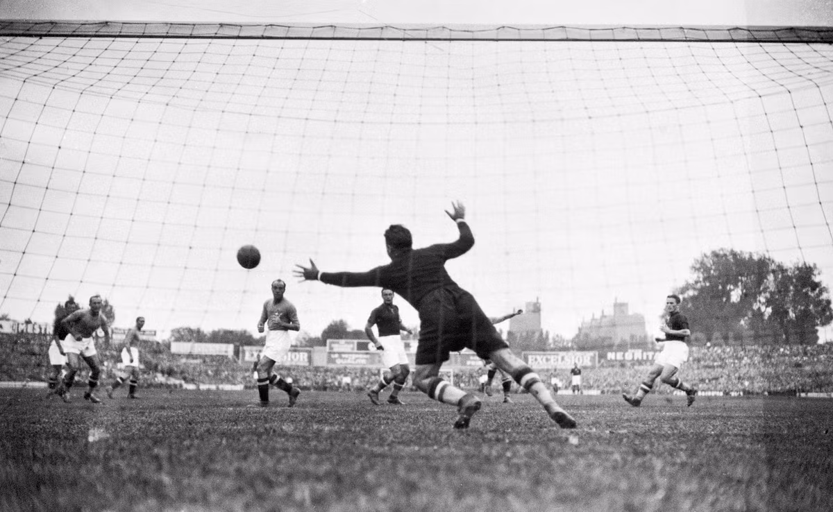 Một sự kiện cực hài hước đã xảy ra trong World Cup 1938. Khi thực hiện cú đá phạt luân lưu trước khung thành Brazil, cầu thủ Italia Giuseppe Meazza đã bị tụt quần. Trong khi thủ môn đối phương đang cười, anh nhanh chóng kéo quần và ghi bàn đưa Italia vào chung kết.