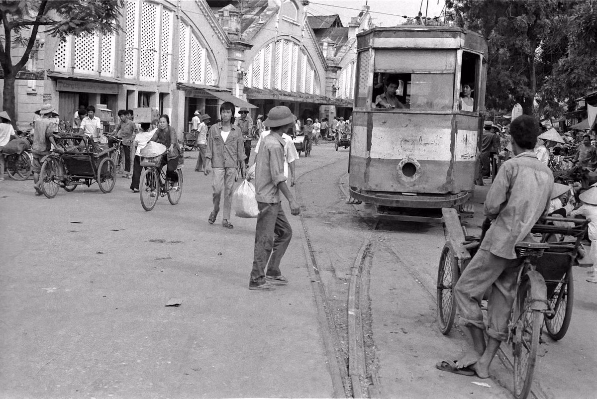 Tàu điện chạy qua chợ Đồng Xuân năm 1989. Ảnh tư liệu.