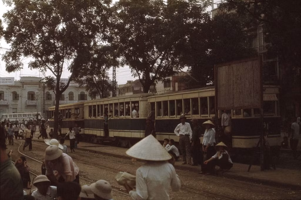 Bến tàu điện bờ hồ Hoàn Kiếm năm 1973. Sau 1954, chính quyền cách mạng tiếp quản Nhà máy tàu điện. Tàu điện trở thành phương tiện cộng cộng phục vụ nhân dân rất đắc lực trong nhiều thập niên tiếp theo, từ thời kỳ sơ tán chống Mỹ cho đến khi hòa bình lập tại trên toàn đất nước... Ảnh tư liệu.