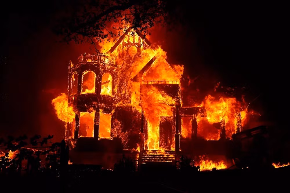 Ngôi nhà bị thiêu trụi trong đám cháy rừng ở California.