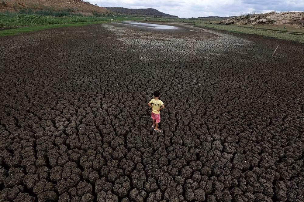 Lòng hồ chứa Boqueirao ở Brazil nứt nẻ vì cạn nước.