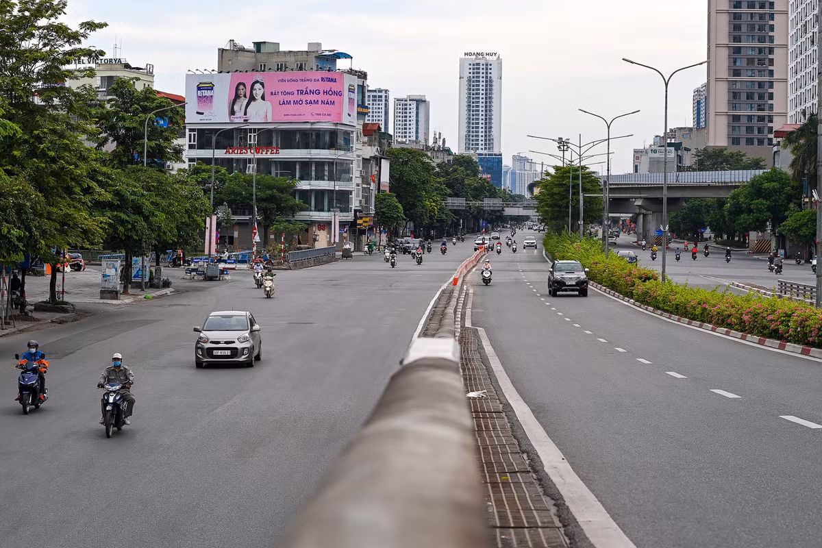 Khu vực cầu vượt Ngã Tư Sở trước và sau khi ngừng mọi hoạt động, tạm dừng kinh doanh mặt hàng không thiết yếu.