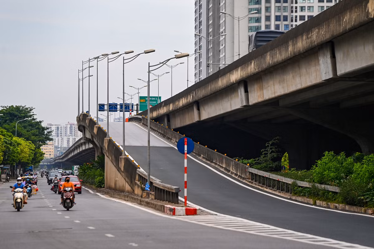 Lối lên xuống đường trên cao tại ngã 4 Nguyễn Xiển- Nguyễn Trãi không còn hình ảnh ôtô dàn hàng ngang chờ lưu thông như trước.