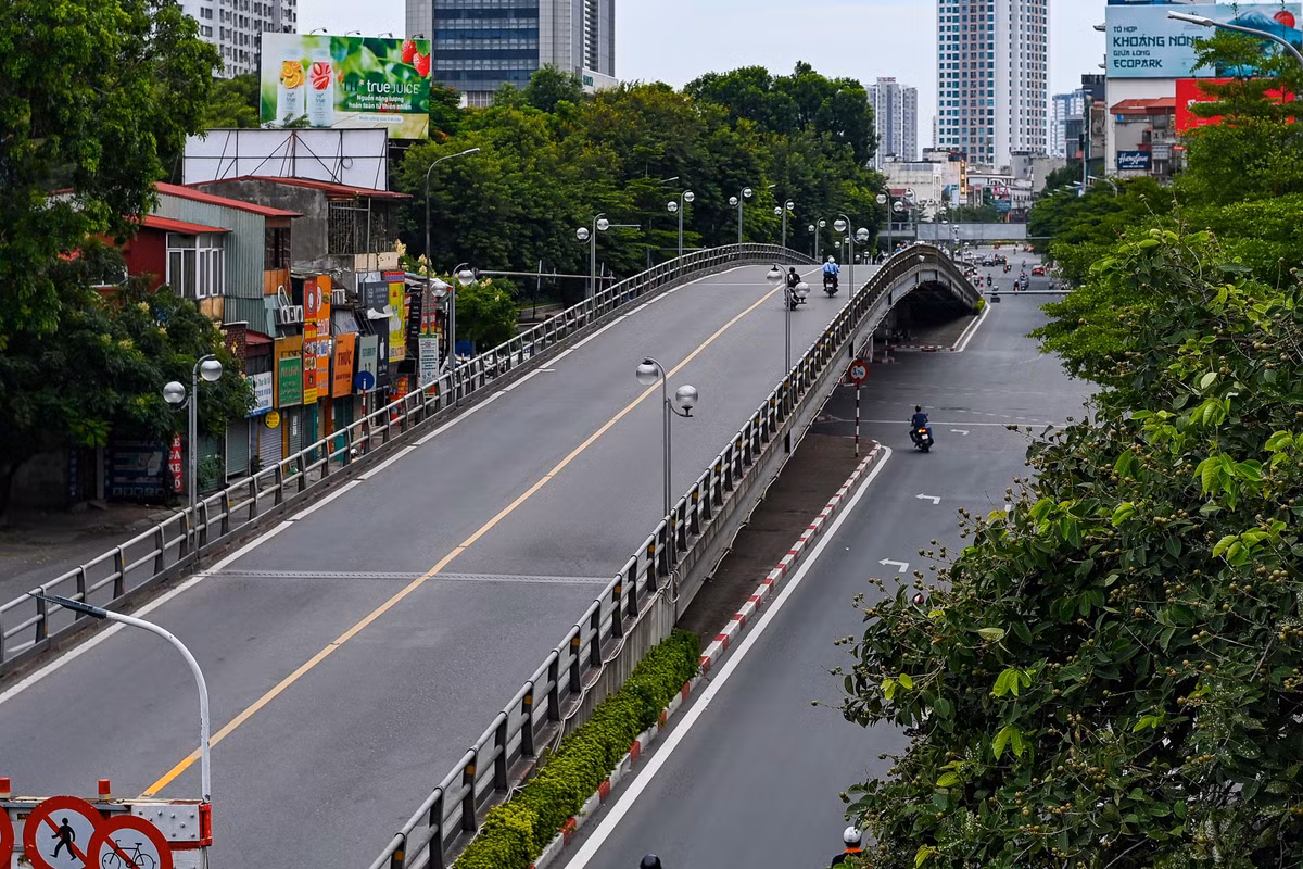Nút giao có ba trường đại học trên tuyến phố Tây Sơn, Chùa Bộc, Nguyễn Lương Bằng.