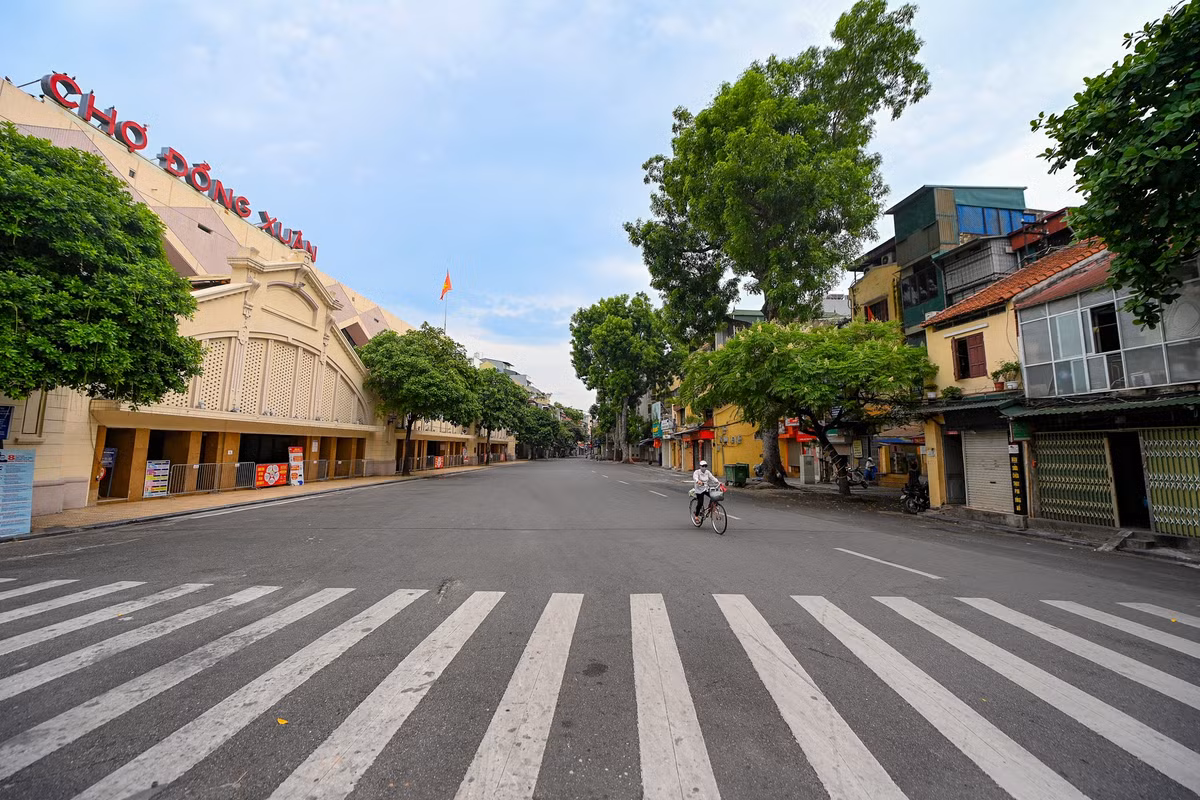 Kể từ ngày 19/7 hơn 2.000 gian hàng không thiết yếu ở chợ Đồng Xuân buộc phải đóng cửa. Hàng loạt barie được dựng lên trước cổng chính của chợ. Bên trong chỉ có lực lượng bảo vệ trông coi đề phòng trộm cắp, hỏa hoạn.