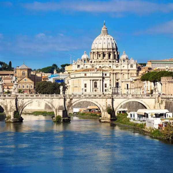 Vatican không có bệnh viện, không có phòng hộ sinh. Do đó, không ai có thể là công dân của Vatican ngay từ khi sinh ra. Công dân đất nước tí hon này chỉ được cấp quyền công dân với lý do là được bổ nhiệm để làm việc phục vụ Tòa Thánh. Quyền công dân cũng được mở rộng cho vợ/chồng, cha mẹ và những người thân khác sống cùng với họ. Khi công việc kết thúc, quyền công dân sẽ bị tước bỏ.
