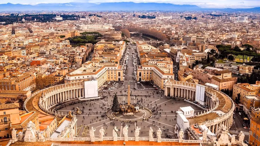 Tuy nhiên, tuy dân số ít và diện tích đất đai ít nhưng Vatican vẫn là một quốc gia có những bộ phận và thủ tục mà một quốc gia nên có. Quốc vụ viện, Hội đồng thống đốc,… đều có sẵn, thậm chí còn có lực lượng quốc phòng cực tốt.