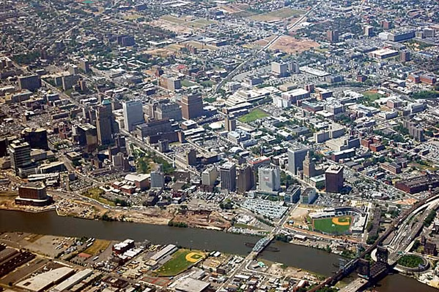 Thị trưởng Newark Ras Baraka cho biết mặc dù chỉ có 7 ngôi nhà được đưa vào đợt quay may mắn đầu tiên này, nhưng vẫn còn nhiều bất động sản khác sắp ra mắt