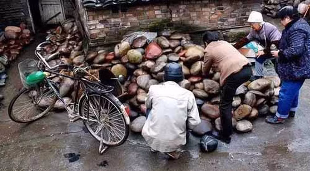Các hộ gia đình ở làng Hà Gia Bá tuy sống cạnh sông nhưng lại không sinh sống bằng nghề đánh bắt cá mà nhiều năm nay thu nhập của dân làng chủ yếu là từ việc đi nhặt những viên đá cuội dưới lòng sông Dương Tử rồi đem bán. Không ít nhà chỉ nhờ bán được một viên đá đã có thể đổi nhà, mua xe.