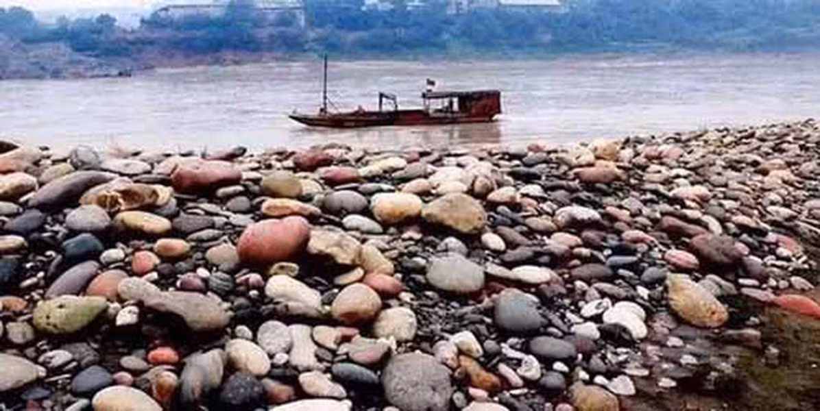 Làng Hà Gia Bá được mọi người nhắc đến với tên gọi Kỳ Thạch Trấn bởi khu vực sông Dương Tử ở đây có rất nhiều đá với đủ mọi hình dáng, màu sắc kì lạ tuyệt đẹp. Đá sông Dương Tử có tiếng là độc nhất vô nhị và mang giá trị sưu tầm cao, được nhiều người chơi săn lùng.