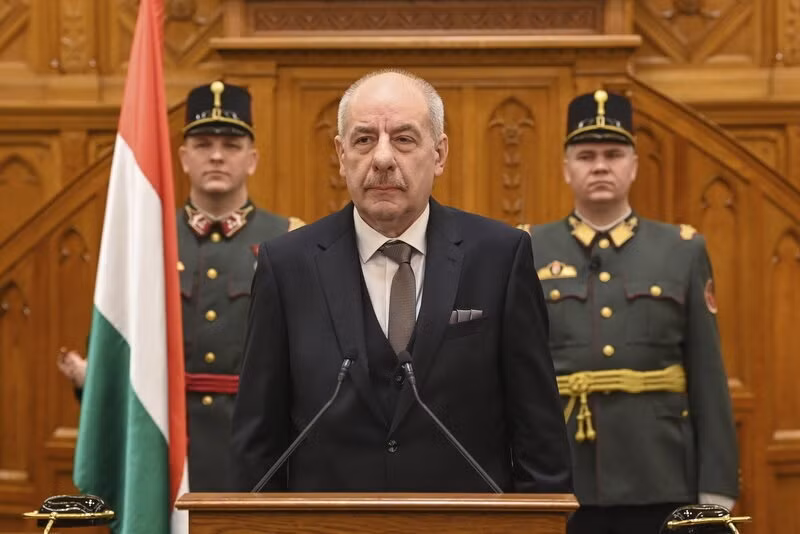 Hungary co Tong thong moi sau be boi chinh tri