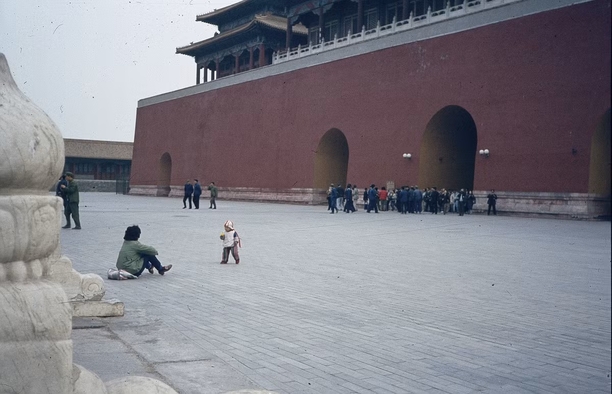 Hai mẹ con ở cổng Ngọ Môn của Tử Cấm Thành Bắc Kinh.