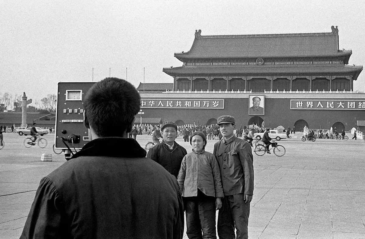 Người thợ ảnh tác nghiệp trên quảng trường Thiên An Môn, Bắc Kinh năm 1979. Ảnh: Manel Armengol Flickr.