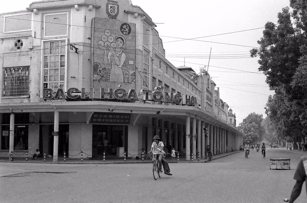 Ngã tư Tràng Tiền - Hàng Bài, phía trước Bách hóa tổng hợp Tràng Tiền, nay là TTTM Tràng Tiền Plaza.
