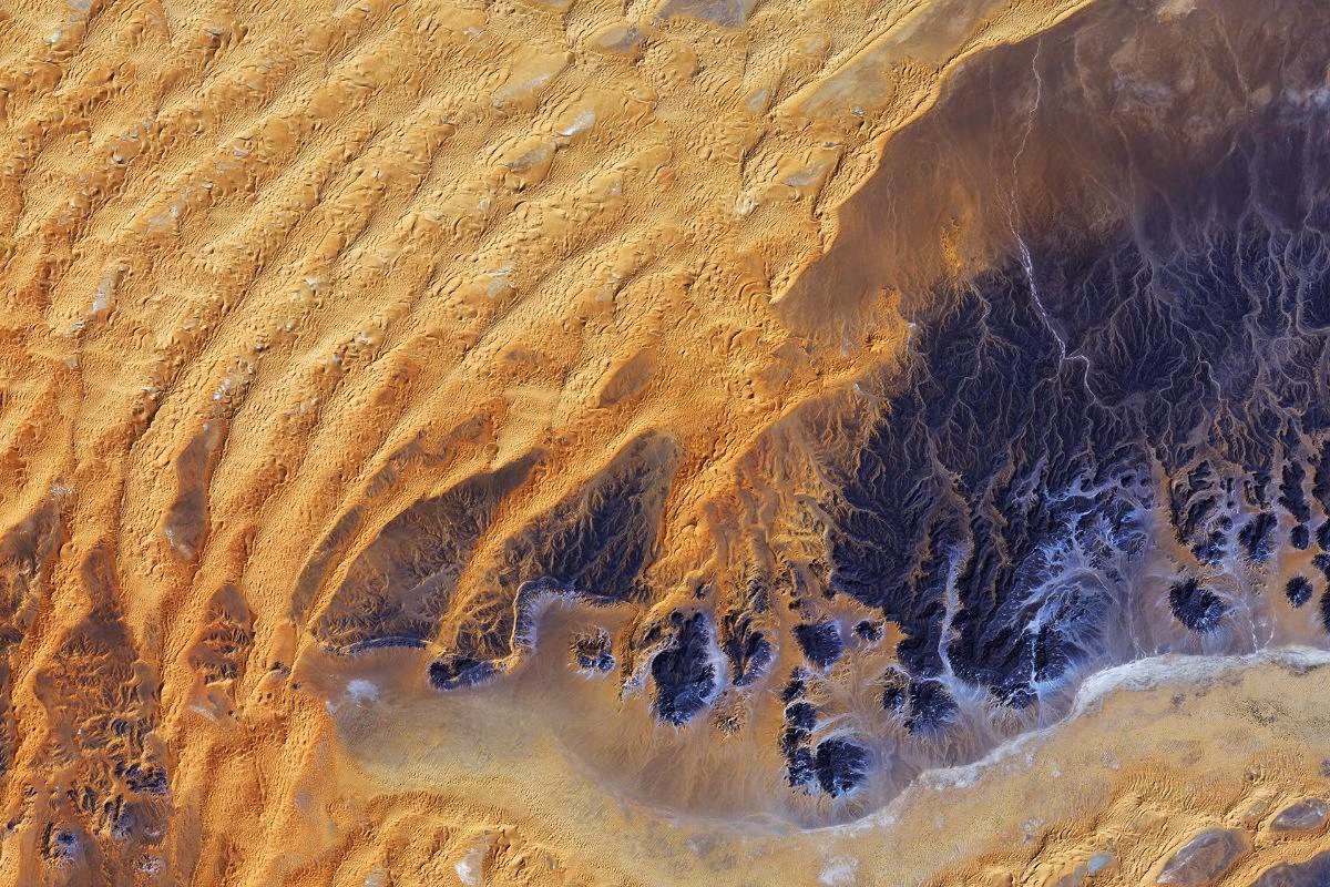 Về mặt địa chất, sa mạc Sahara có tuổi đời khá “trẻ”, khi được hình thành cách đây khoảng 2,5 triệu năm. Kể từ đó đến nay, khí hậu ở khu vực này đã rất nhiều lần biến đổi.