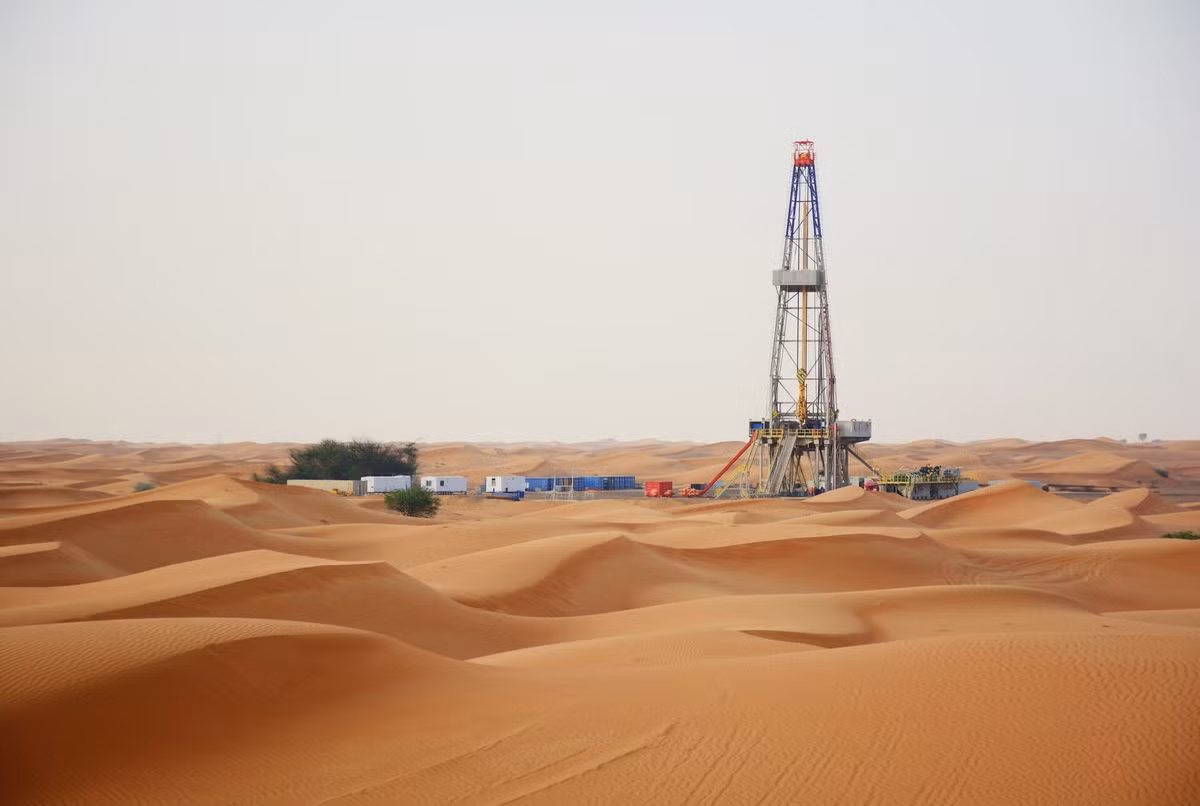 Vào thời hiện đại, sự quan tâm đến sa mạc Sahara được khơi lại, khi các nguồn tài nguyên lớn được phát hiện. Đó là khối lượng lớn khoáng sản dầu mỏ và khí tự nhiên ở Algeria và Libya, cũng như một lượng lớn khoáng sản phosphate tại Morocco và Tây Sahara.
