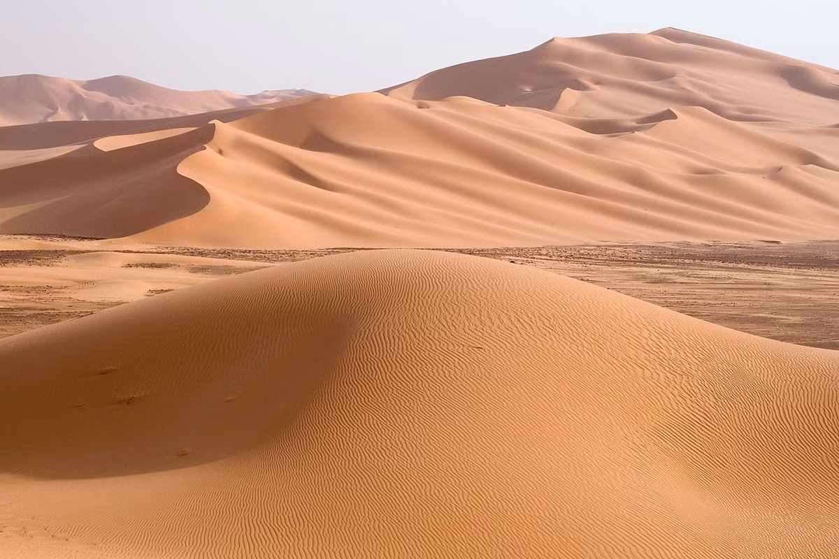 Sau kỷ băng hà cuối cùng (khoảng 10.000 năm trước), Sahara đã từng có khí hậu ẩm ướt với lượng mưa dồi dào. Phải tới khoảng năm 2500 TCN, vùng đất này mới trở nên khô hạn và trở thành một bức tường chắn không thể vượt qua đối với con người.