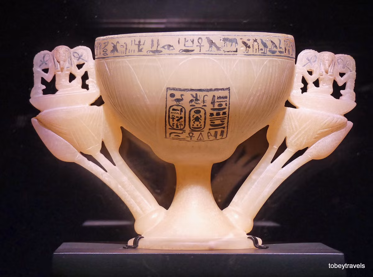 Chén cầu nguyện làm bằng đá alabaster hay đá xuyên sáng.