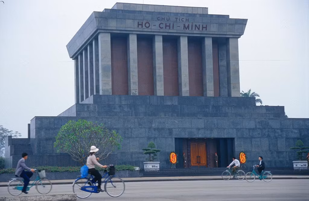 Người dân đạp xe qua Lăng Bác, cuối thập niên 1990. Ảnh: Tropicalisland.de.