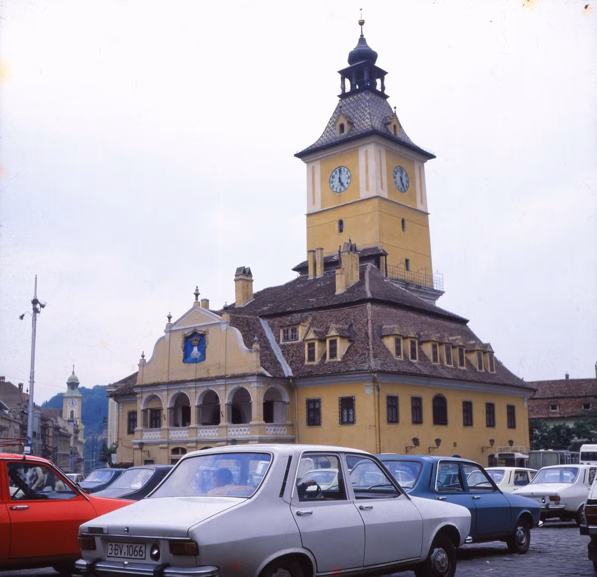 Đường phố Brasov, thành phố thủ phủ của hạt Brasov, là đô thị lớn thứ 8 Romania.
