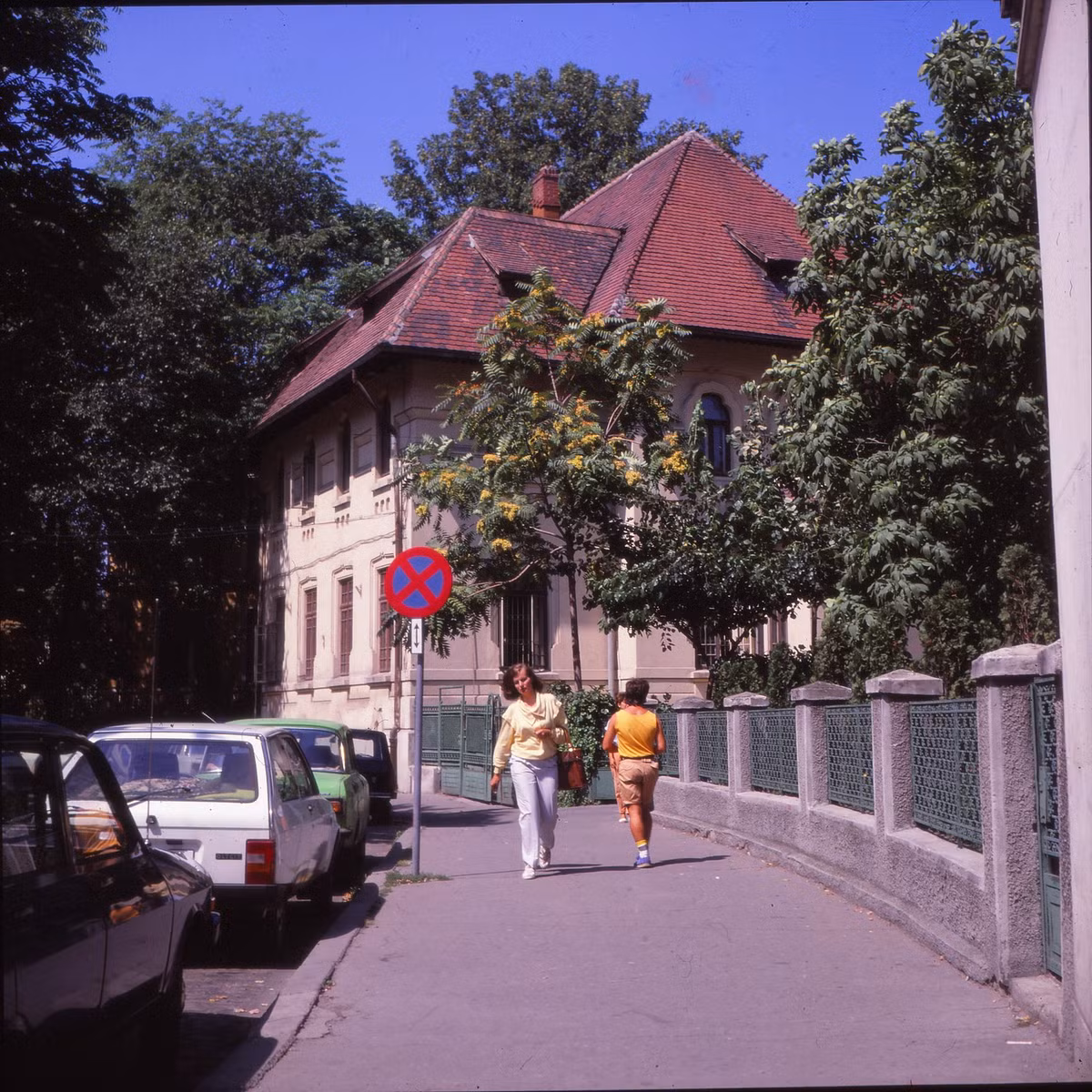 Những người phụ nữ trên đường phố Bucharest.