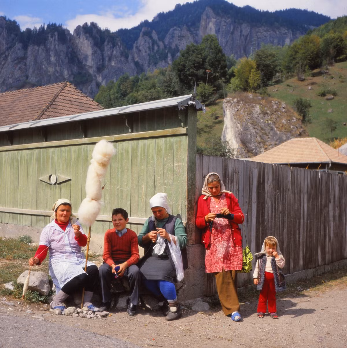 Phụ nữ và trẻ em địa phương gần thị xã Bicaz, hạt Maramures.
