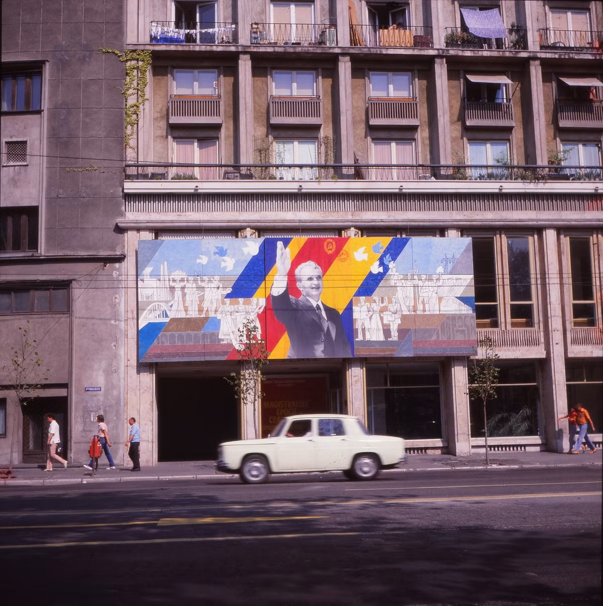 Một góc phố trung tâm Bucharest, thủ đô Romania năm 1985. Hình chụp phía ngoài triển lãm "Đường cao tốc trong thời đại Ceausescu" (Magistralele epoca Ceausescu). Ảnh: Duccio Pugliese Flickr.