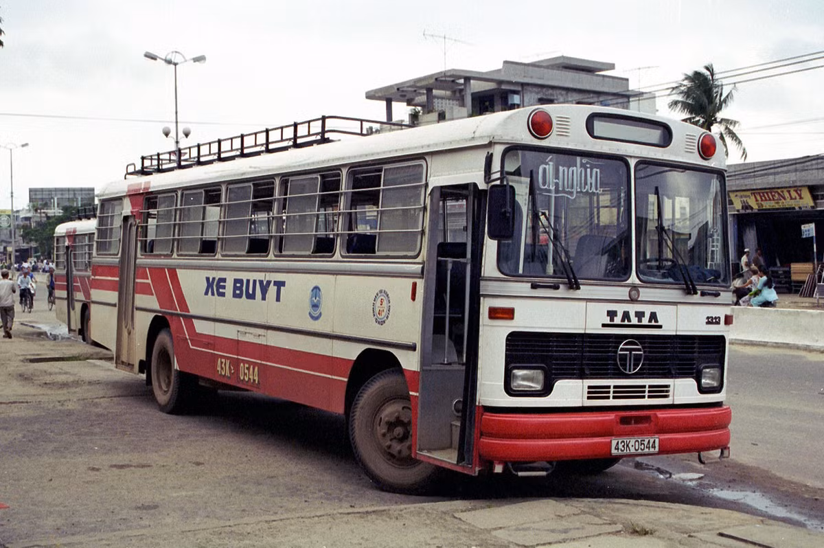 Xe Tata 1313 biển số 43K-05-44 tại một điểm trung chuyển.