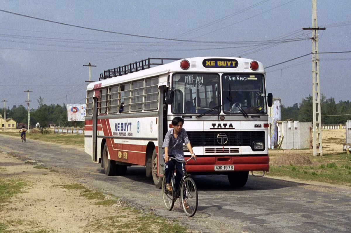 Xe Comtranco khung Tata 1313 (Ấn Độ) biển số 43K-19-78, chạy ở khu vực ngoại thành Đà Nẵng.