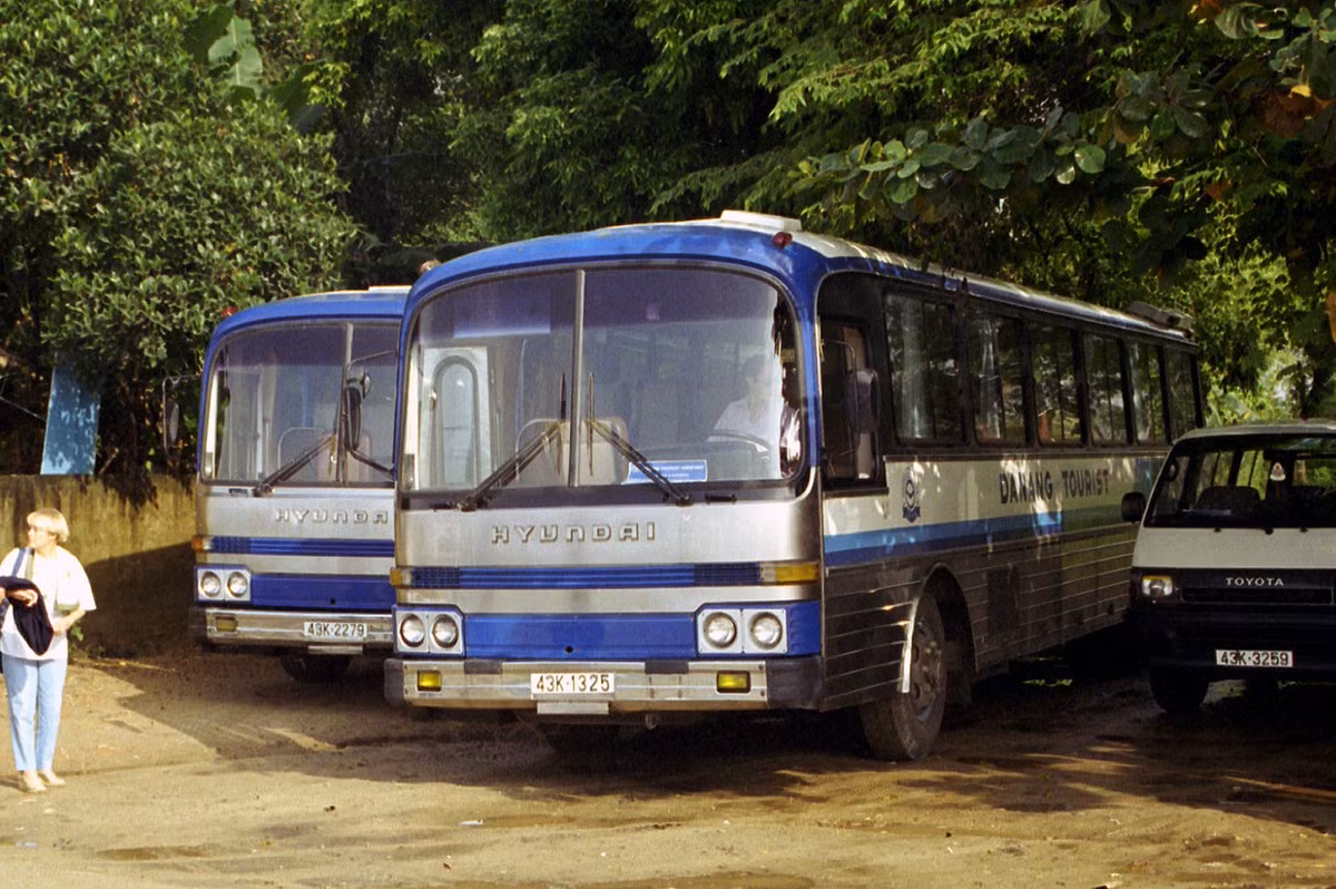 Xe buýt Huyndai (Hàn Quốc) biển số 43K-13-25 và 43K-22-79, chuyên chở các đoàn khách du lịch ở Đà Nẵng.