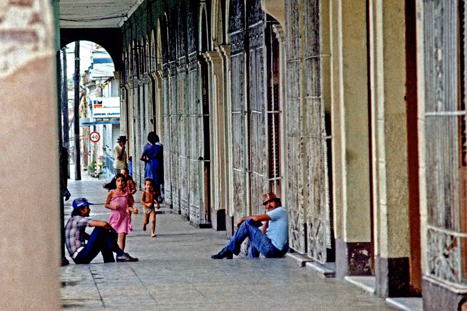 Lối đi phía dưới một tòa nhà ở Cienfuegos.