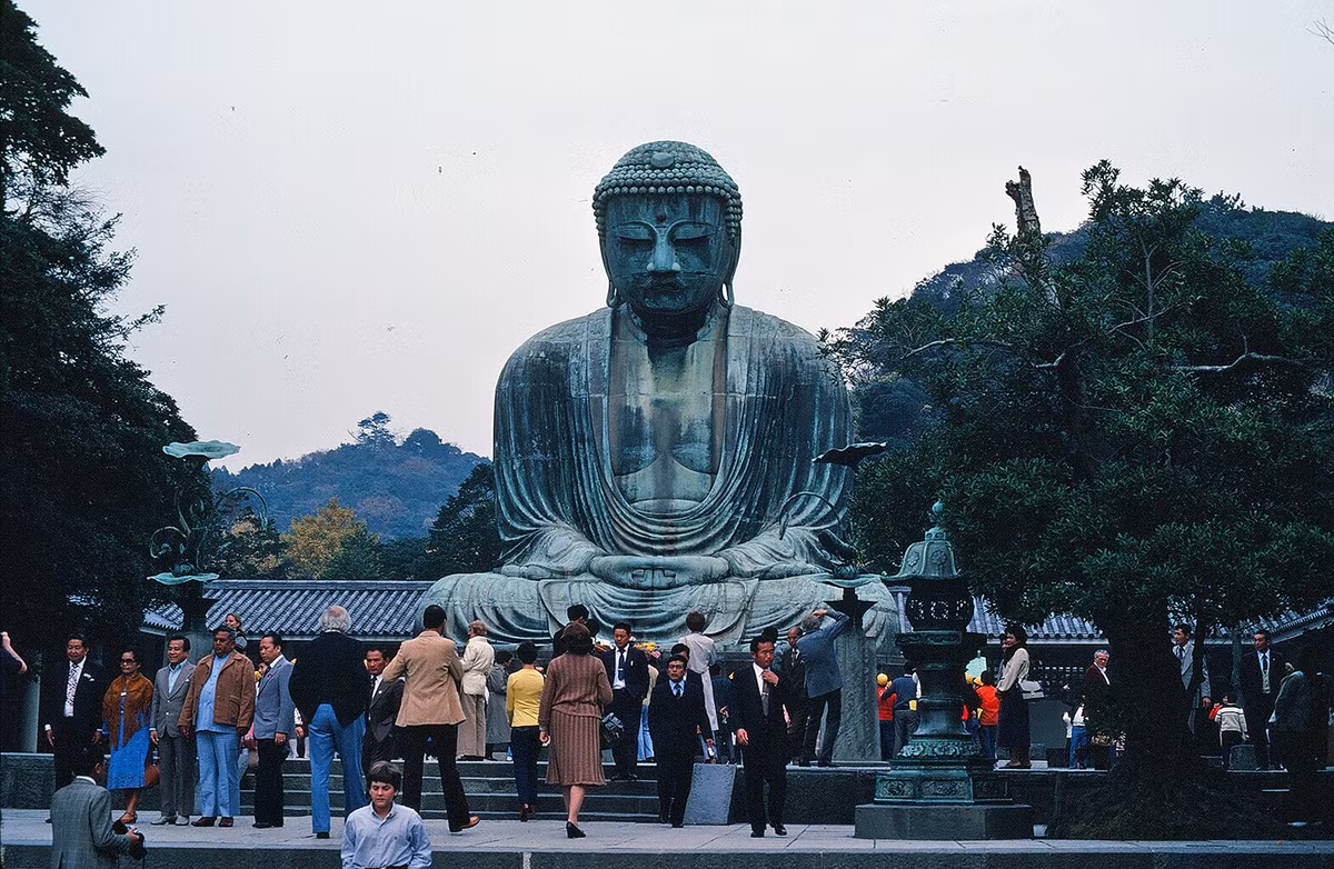 Tượng Đại Phật ở chùa Kotoku-in (Cao Đức Viện), thành phố Kamakura, tỉnh Kanagawa. Bức tượng Phật A Di Đà bằng đồng khổng lồ này nặng 121 tấn, được tạo tác từ năm 1252, được coi là một báu vật của Nhật Bản.