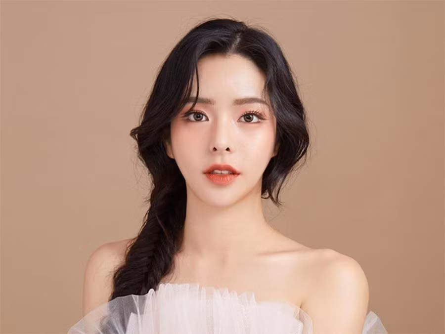 Phụ nữ có tướng mặt này cực kì chăm chút cho ngoại hình, thích chạy theo thời thường, "ăn chơi không sợ tốn kém". Lấy người vợ như thế, đàn ông phải cẩn thận khi giao quyền giữ tiền cho họ nhé, có thể họ sẽ tiêu xài hết những gì bạn làm ra đó. 