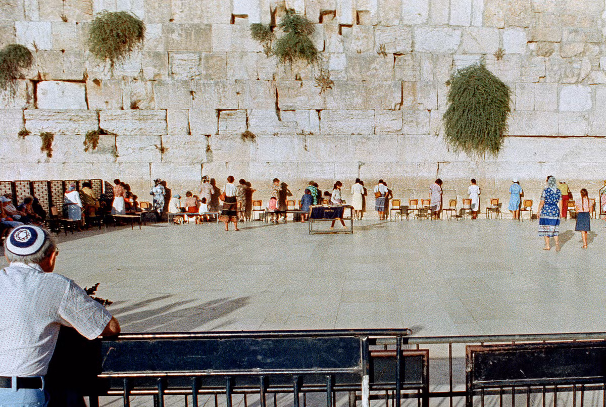 Buổi cầu nguyện ở Bức tường Than Khóc của những người phụ nữ thuộc phong trào Neshot Hakotel. Đây là một phong trào nữ quyền, có mục tiêu đấu tranh cho quyền được cầu nguyện của phụ nữ ở Bức tường Than Khóc, điều vốn bị cấm trong đạo Do Thái Chính thống.