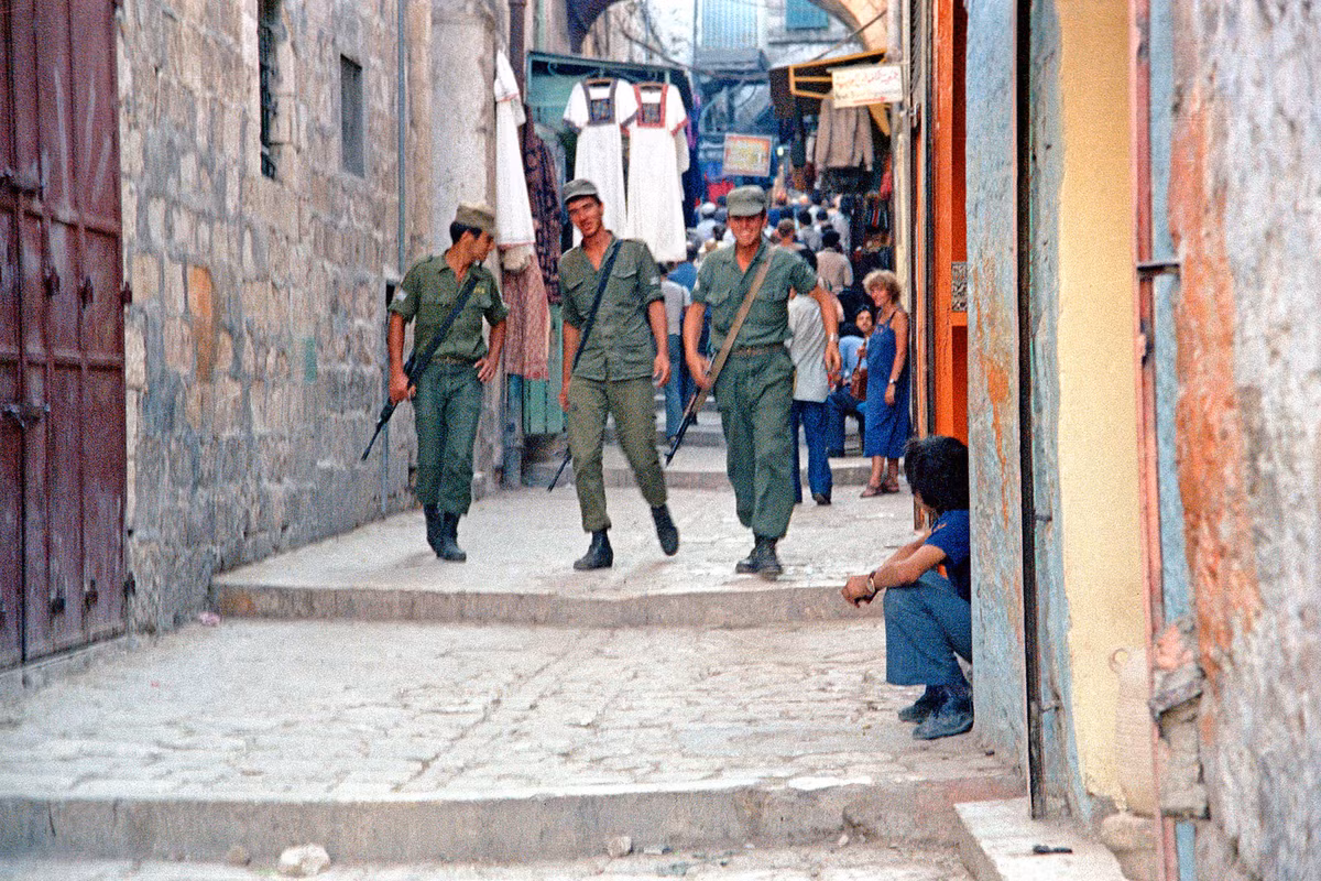 Binh sĩ Israel tuần tra trên đường phố Jerusalem. Người Israel đã giành quyền kiếm soát toàn bộ thành phố này từ cuộc chiến với khối Ả Rập năm 1967. Trước đó phần Đông Jerusalem nằm dưới sự quản lý của Jordan.