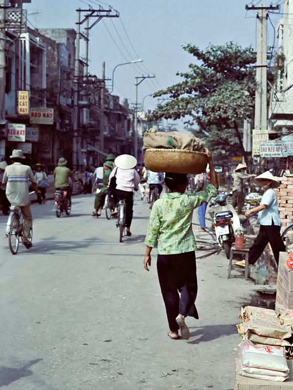 Một tuyến phố nhộn nhịp ở Hà Nội năm 1991.
