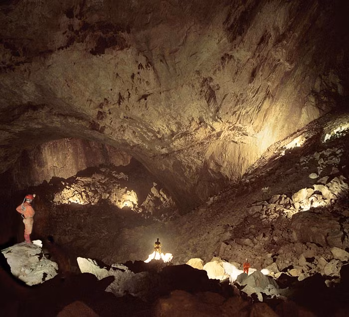 2. Hang động rộng nhất thế giới là động Sarawak Chamber (Lubang Nasib Bagus) ở công viên Gunung Mulu National Park, Sarawak thuộc Malaysia.