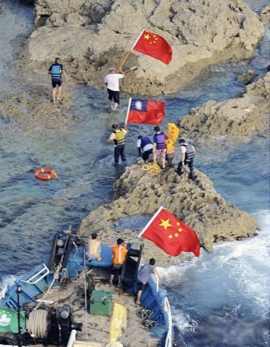 Sau bốn ngày du hành, họ đổ bộ thành công lên đảo mặc dù có sự canh chừng của lực lượng tuần duyên Nhật Bản. Năm người trên đảo và phần còn lại trên tàu đều bị bắt.