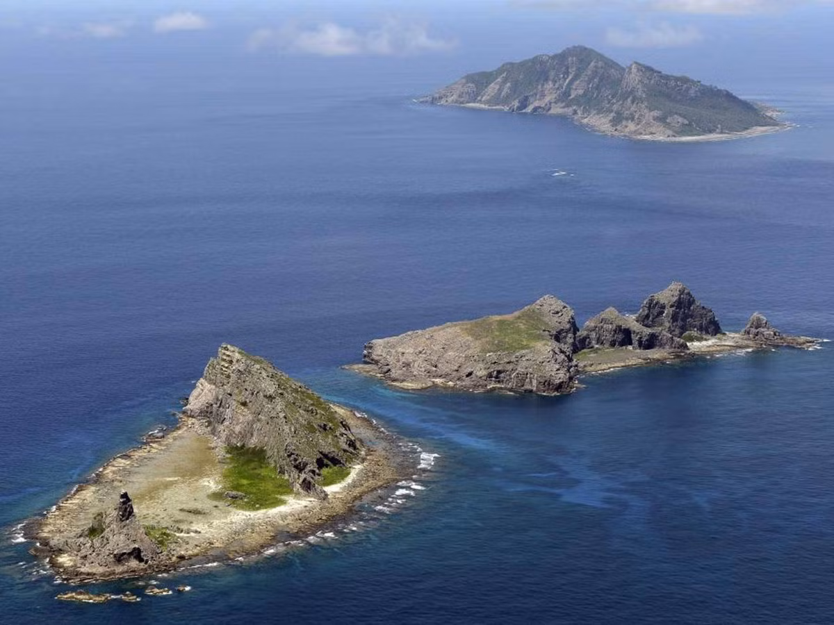 Toàn cảnh nhóm quần đảo tranh chấp mà Nhật gọi là Senkaku và Trung Quốc gọi là Điếu Ngư trên biển Hoa Đông. Quần đảo Senkaku gồm một dãy đảo nhỏ (5 đảo và 3 bãi đá) không có người ở, nằm rải rác, cách đảo Okinawa của Nhật Bản 300 km về phía tây nam và 200 km về phía đông bắc Đài Loan.