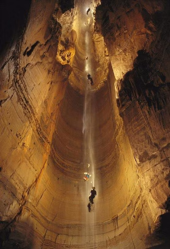 1. Hang Krubera hay còn gọi là Voronya nằm ở dãy núi Gagra tại Abkhazia, Gruzia, là hang động sâu nhất trên thế giới.