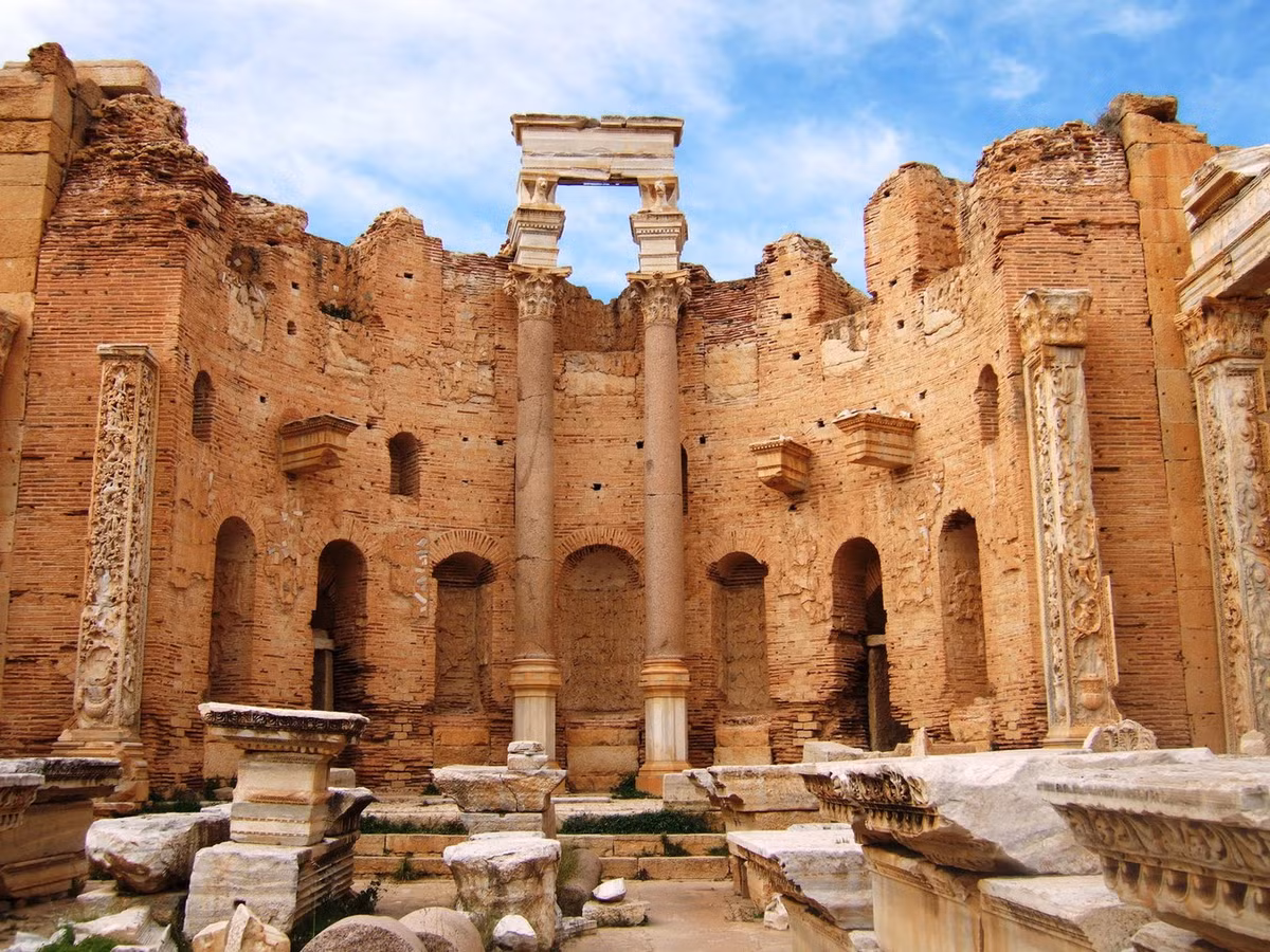 Kể từ năm 2011, tình trạng của Leptis Magna trở nên bấp bênh do Libya rơi vào hỗn loạn sau khi nhà lãnh đạo Muammar Gaddafi bị lật đổ. UNESCO đã phải đưa tàn tích La Mã này vào danh sách Di sản thế giới bị đe dọa. Ảnh: Wonderful Tourism.