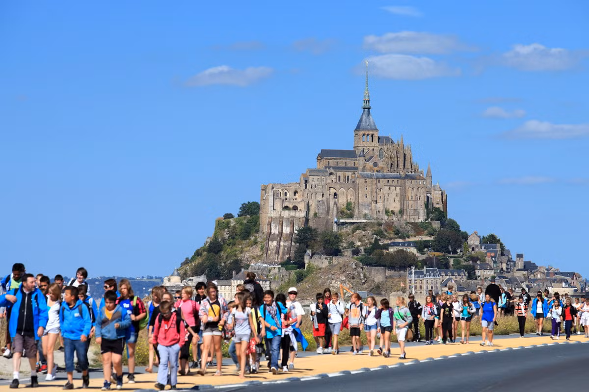 Vào năm 1979, Mont Saint Michel đã được UNESCO công nhận là Di sản văn hóa thế giới. Hiện nay, đây là địa danh thu hút du khách đứng thứ ba của nước Pháp, chỉ sau tháp Eiffel và cung điện Versailles. Ảnh: The Washington Post.
