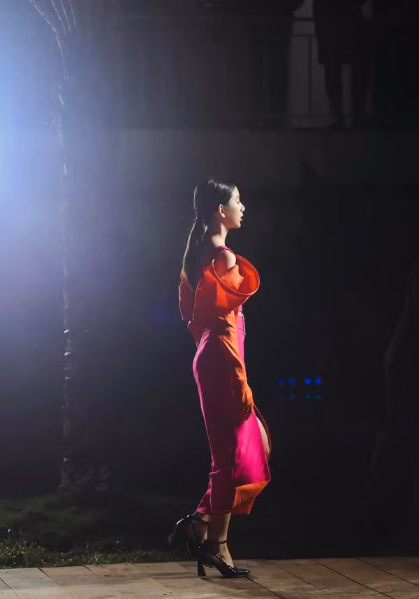 Con gai HH Ngoc Diem: Nhan sac tuoi 13 gay sot mang xa hoi ra sao?-Hinh-4