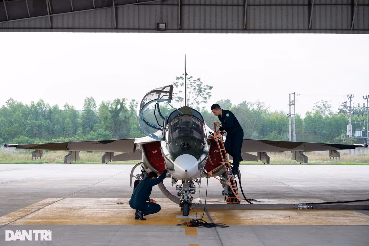 Các máy bay Yak-130 được đội ngũ kỹ thuật kiểm tra, bơm nhiên liệu...