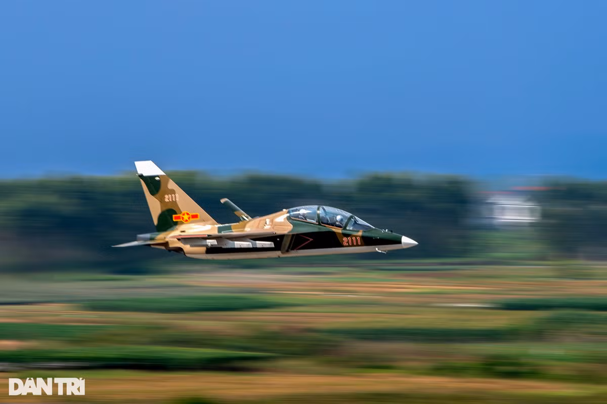 Điểm mạnh của Yak-130 chính là giúp phi công, học viên có thể thực hành, làm quen thao tác điều khiển, bay tương tự như trên các dòng máy bay chiến đấu hiện đại để có thể tiết kiệm thời gian đào tạo, chuyển loại tại đơn vị chiến đấu.